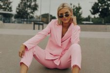 11 a light pink pantsuit with cropped pants and white trainers are a flawless look for work in summer