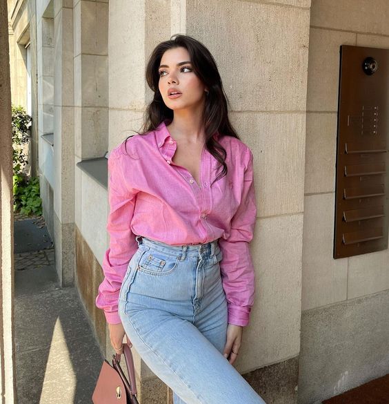 a pink linen shirt, bleached high waisted jeans and a taupe bag are all you need to look bold and cool