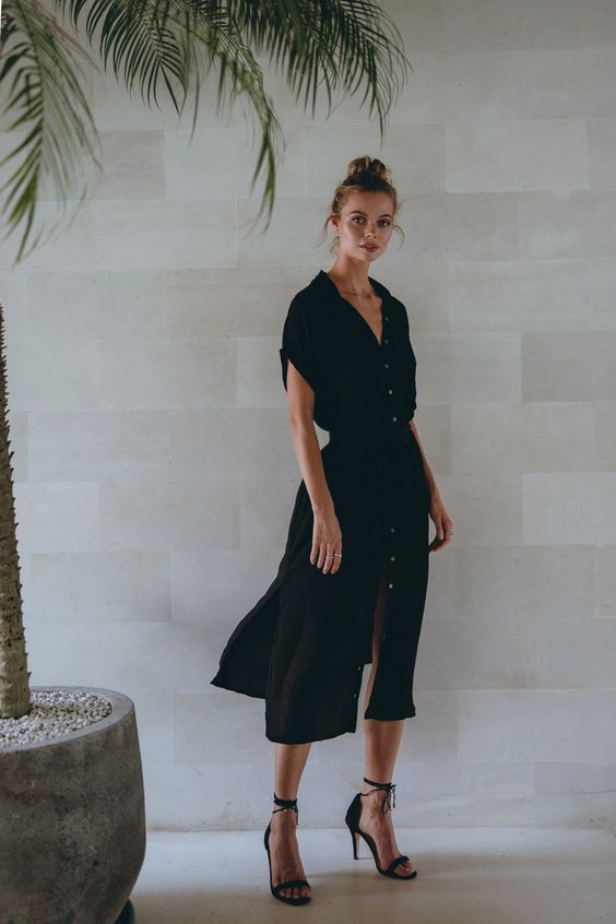 a simple and lovely summer look with a black midi A-line linen dress and neutral buttons and short sleeves, black lace up shoes