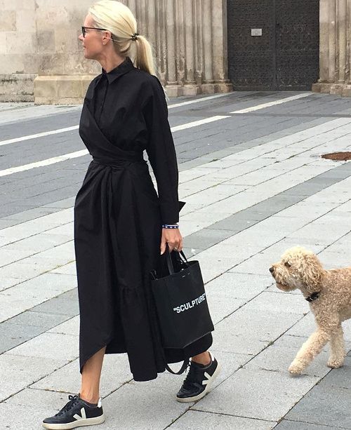 a stylish black midi shirtdress with a wraped skirt, black sneakers and a printed tote for a bold look