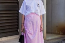28 a crispy white blouse with short sleeves, a pink gingham midi, black heels and a bucket bag for a cute look