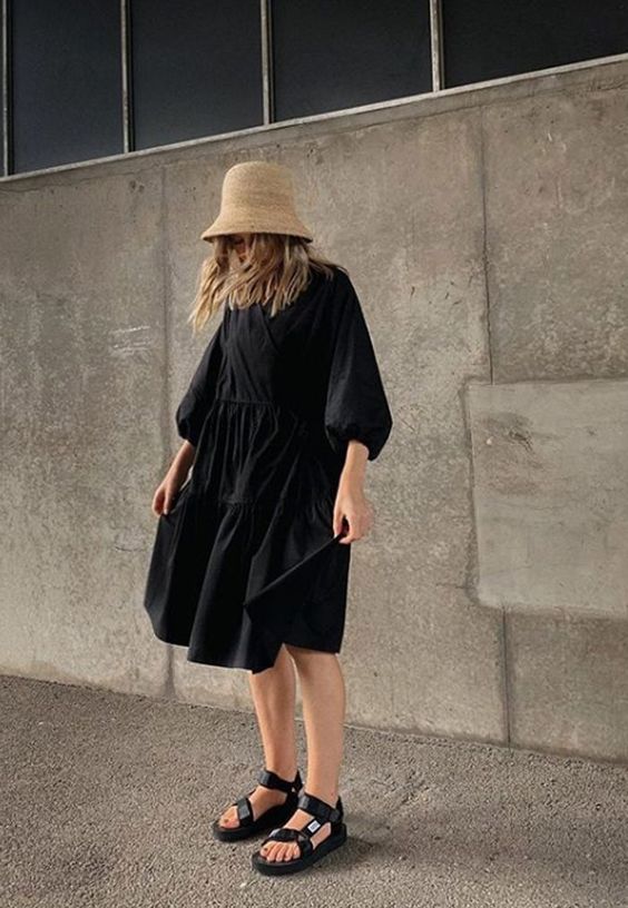 a black midi A-line dress with puff sleeves, black dad sandals and a bucket for a comfy look in summer