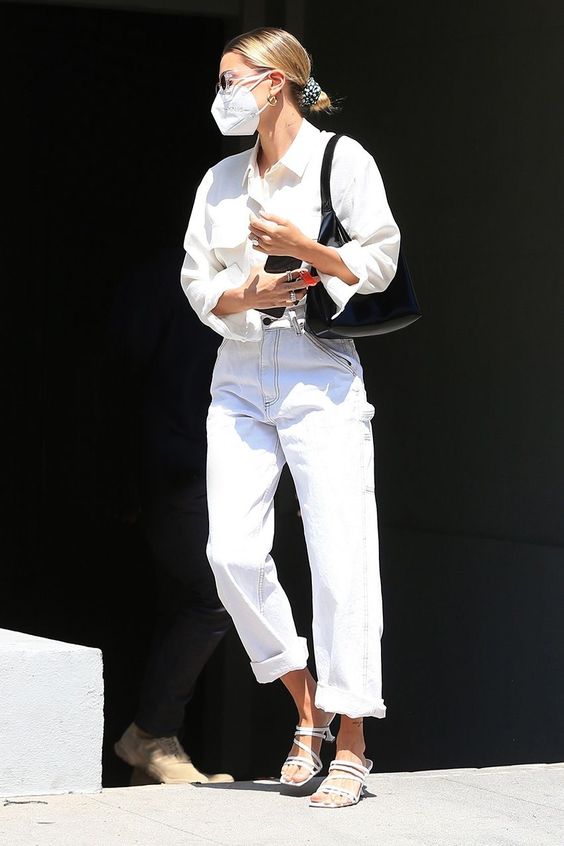 an all neutral summer look with an oversized shirt, cuffed jeans, strappy shoes and a black bag is a chic and edgy idea