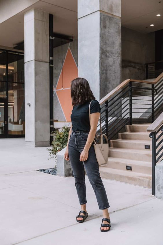 a total black look with a t-shirt, cropped jeans, birkenstocks and a grey bag is a lovely idea for summer
