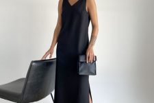 29 a minimalist total black look with a midi dress with a V-neckline, black slippers and a small clutch is work-appropriate