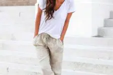 With beige hat, white loose t-shirt and beige flat shoes