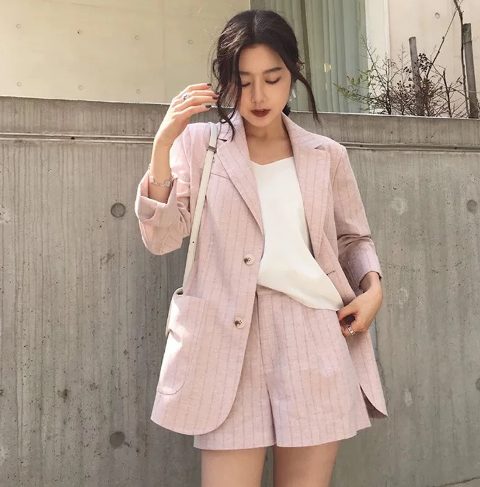 With beige loose top, beige leather bag and pale pink striped linen long blazer