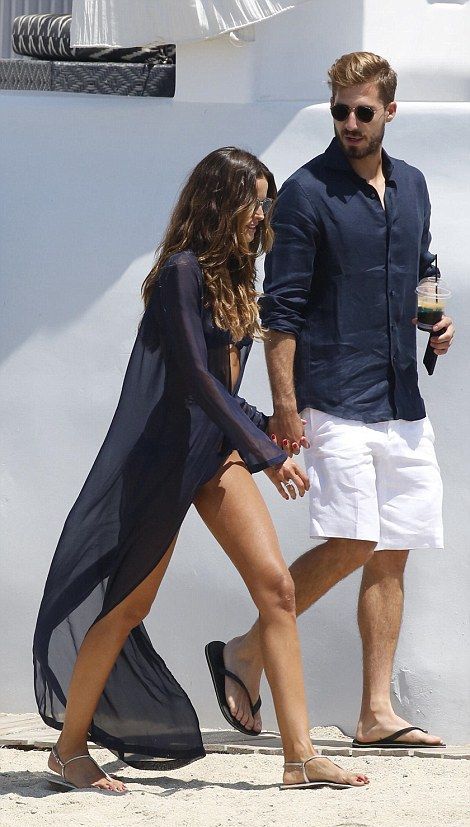 a chic contrasting look with a navy linen shirt, white shorts and black flipflops is a cool idea for summer