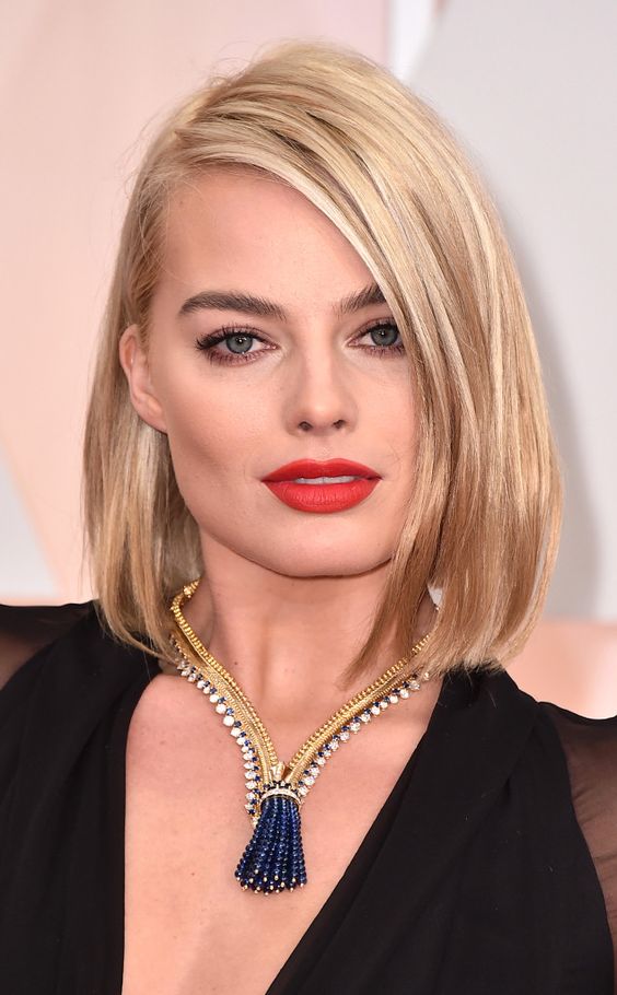 a jaw dropping creamy blonde liquid bob with side parting and a bit of volume is a sexy and chic idea