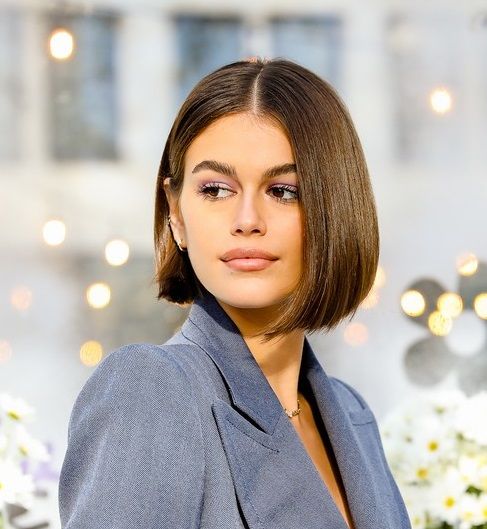a liquid brown bob with central parting chosen by Kaia Gerber is an elegant and chic idea