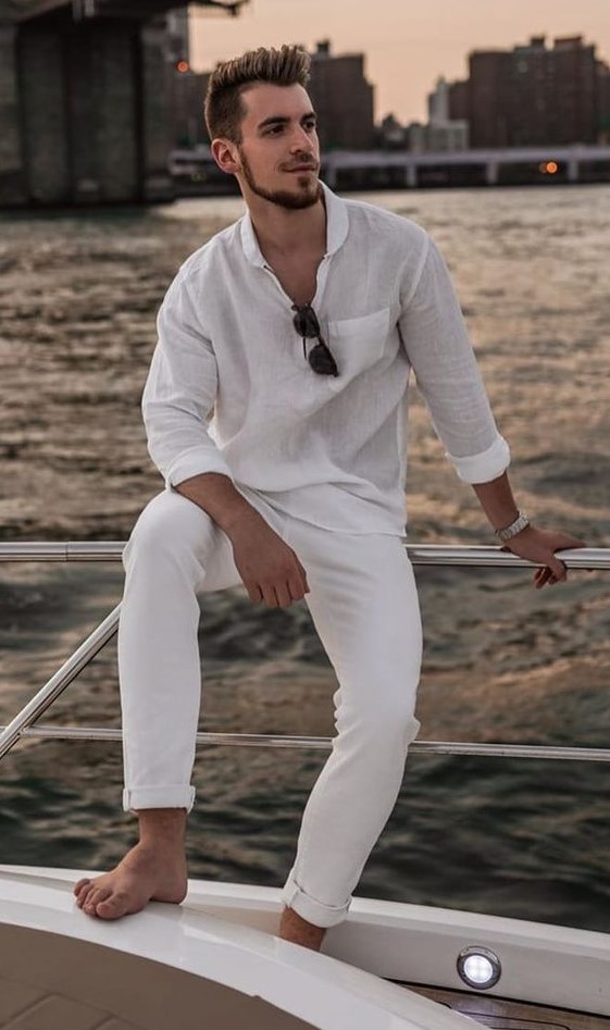 a relaxed vacation outfit with a white linen shirt and white jeans is a very easy to realize idea