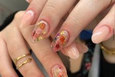 blush and clear nails with gold foil and dried bold flowers are fantastic for hot summer days, feel the aromas of fields of wildflowers