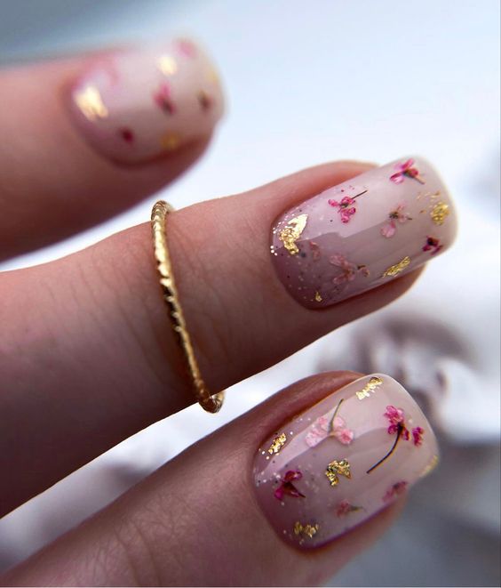 blush nails accented with dried pink flowers, gold glitter and gold leaf are amazing for a romantic look
