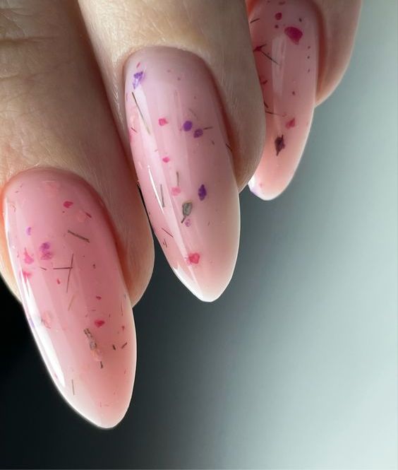 light pink nails with colorful small dried flowers and even leaves is a beautiful idea for summer