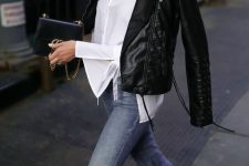 09 a white shirt, blue cropped jeans, red shoes, a black leather jacket, a black bag are great for the fall