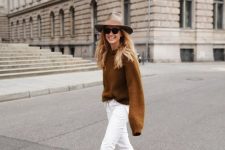 10 a fall to winter look with white jeans, a brown oversized sweater, brown booties and a greige hat