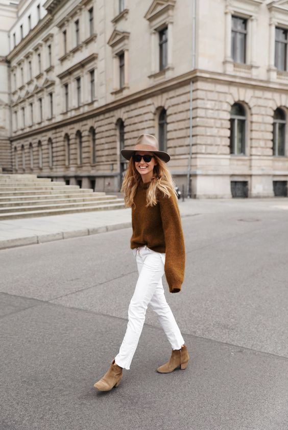 a fall to winter look with white jeans, a brown oversized sweater, brown booties and a greige hat
