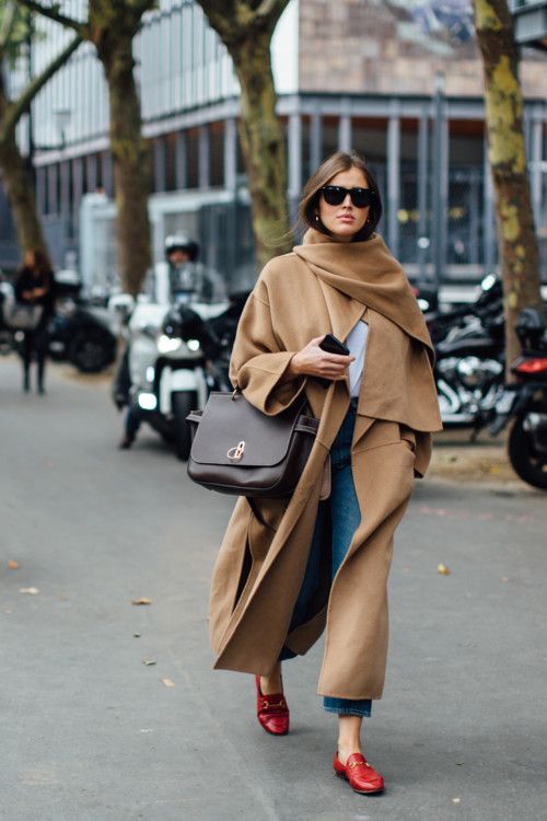 a white t-shirt, blue cropped jeans, a beige coat and a matching scarf, a large brown bag for the fall