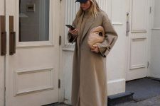 11 a total beige look with a turtleneck, trousers, a midi coat, white sneakers and a cap plus a beige bag