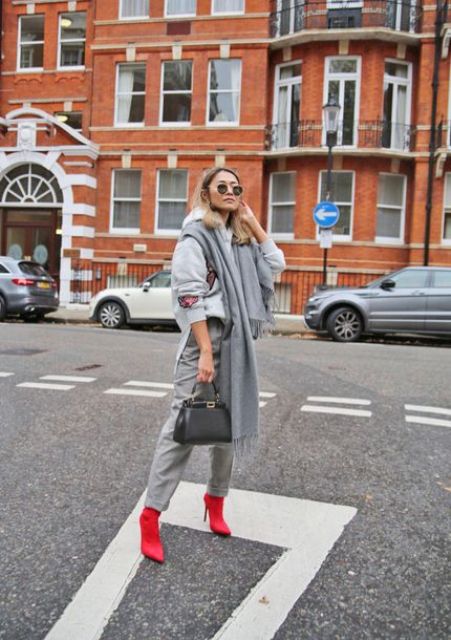 a grey oversized sweatshirt, grey trousers, red boots, a large grey scarf and a graphite grey bag to rock in the fall