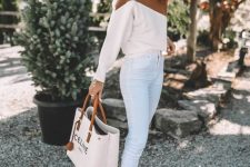 28 white skinnies, white sneakers, a color block sweater, a large tote are all you need for style and comfort this fall