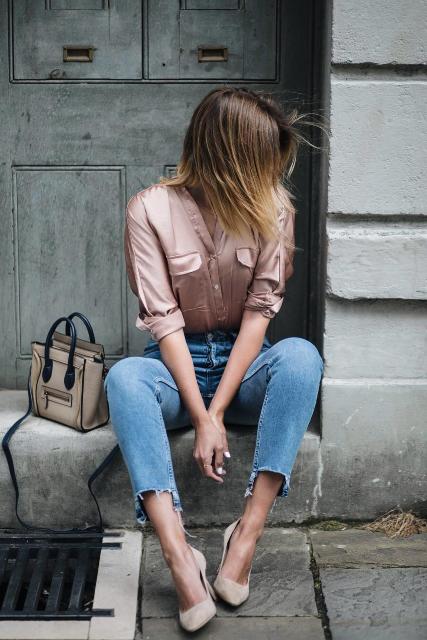 With light blue cropped jeans, black and beige leather bag and beige pumps