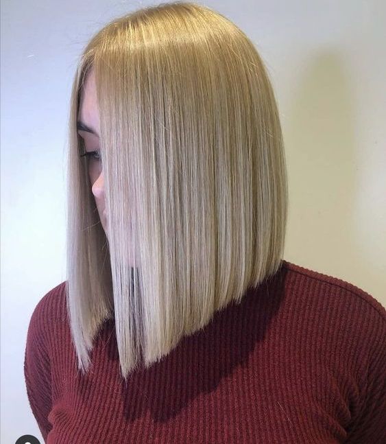 a beautiful and chic creamy blonde A-line long bob with side parting is always a chic idea that works