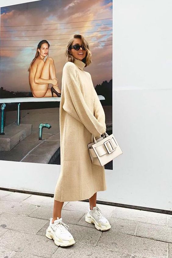 a minimalist fall or winter look with a neutral sweater dress, neutral trainers and a neutral bag is lovely