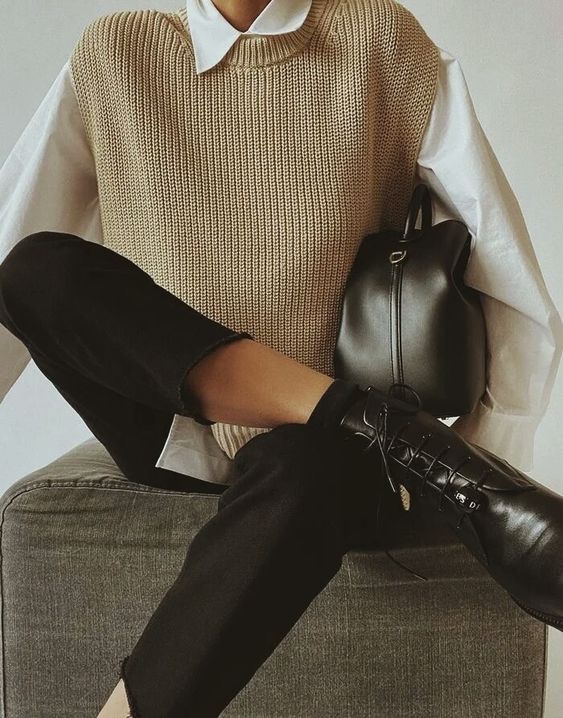 a minimalist work look with a white shirt, a beige knit waistcoat, black pants, black boots and a black bag is ideal for the fall