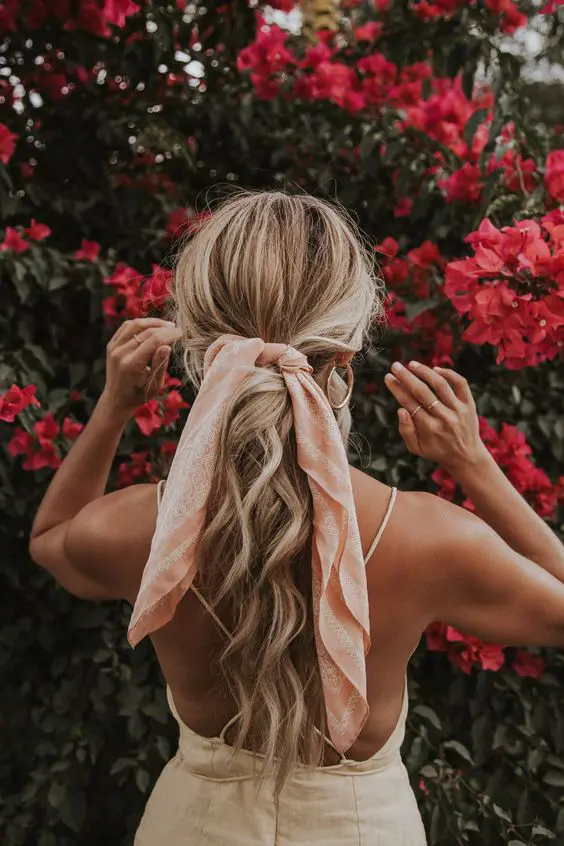 beachy blonde waves, a volume on top and waves down are a great idea to give a summer touch to your look