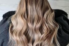 cool beach blonde hair with a bronde base and slight waves looks fantastic and reminds of breeze, ocean and sunshine