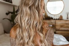 gorgeous long and wavy beach hair with a darker root and shiny touches is a fantastic idea to remember of the warm days