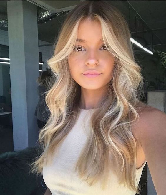 long textural blonde hair with waves and a chunky blonde money piece is a gorgeous idea for a bold look