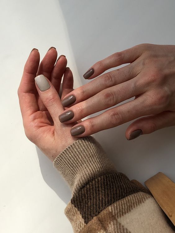 a beautiful and delicate fall manicure with light grey left hand nails and dark grey right hand nails is adorable
