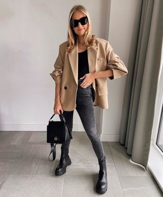 a black top, black skinnies, black chunky boots, a tan blazer and a black bag are a comfy combo for the fall