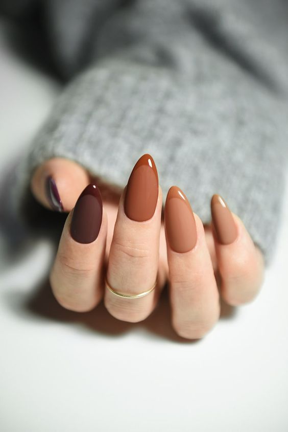 a catchy take on mismatching nails - shades of rust and brown done with a matte finish and with glossy tips