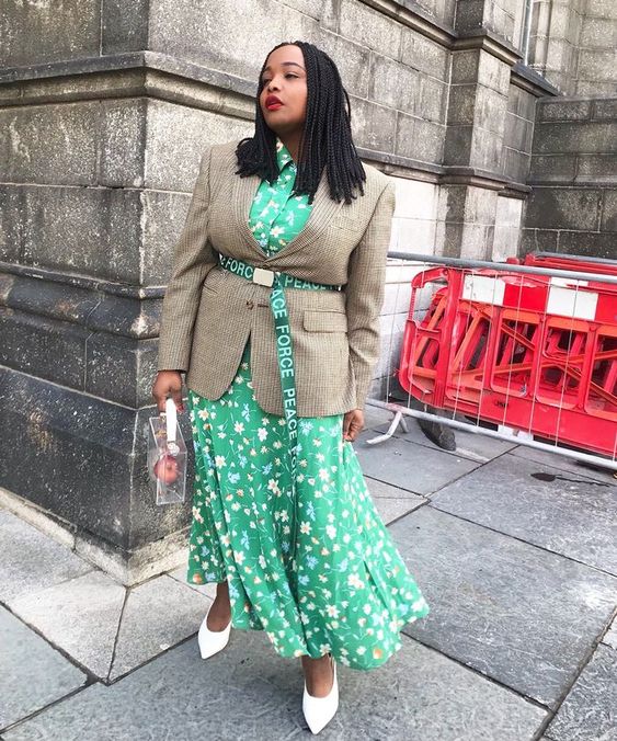 a chic and bold fall work outfit with a green floral midi shirtdress, white shoes, a grey blazer wiht a belt and a clear bag