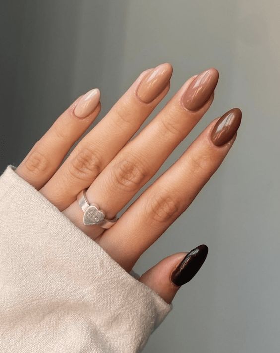 a cool fall manicure with shades of beige and a black nail is a beautiful solution in fall colors, all of them are basic yet look catchy