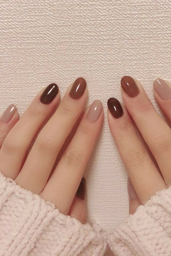 a cool fall-colored manicure with blush, grey, burgundy and rust nails is a fantastic idea to rock this autumn
