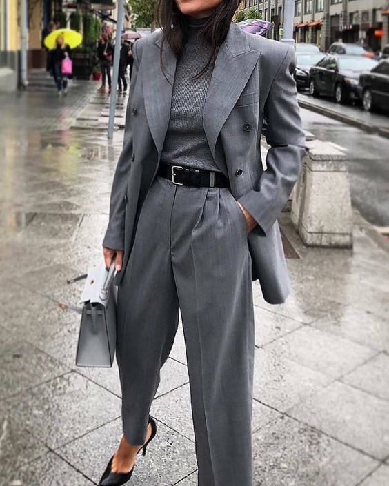 a timeless grey work outfit with a pantsuit with an oversized blazer, a matching turtleneck, a grey bag and black shoes