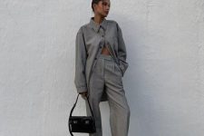 07 a pretty and trendy look with a pantsuit with a shirt and high waisted pants, a black bag and black shoes