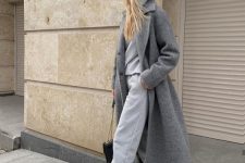 09 a lovely fall to winter look in grey, with a hoodie and sweatpants, white trainers, a midi coat and a black bag