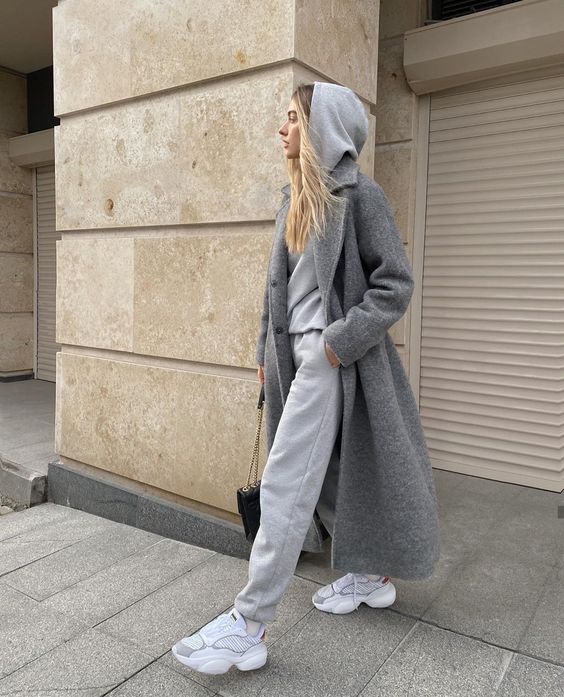 a lovely fall to winter look in grey, with a hoodie and sweatpants, white trainers, a midi coat and a black bag