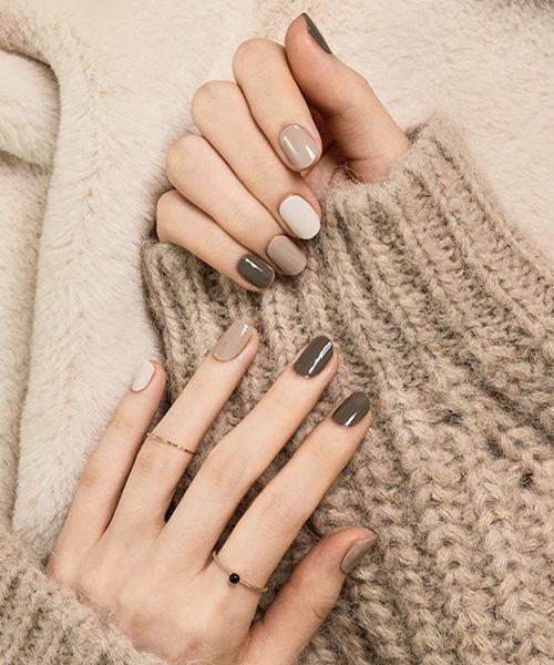 a mismatching neutral fall manicure in the shades of grey and white is a gorgeous idea for a delicate and subtle touch to your look