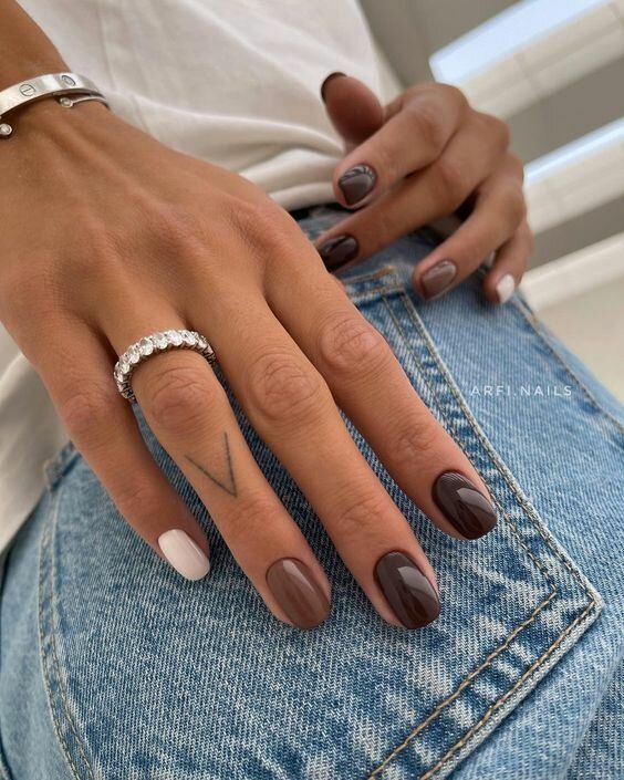 a stylish fall manicure in the shades of brown and some neutral nails is a bold and cool solution that feels like autumn