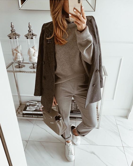 a simple and lovely fall work outfit with cropped pants, a jumper, an oversized blazer, white sneakers and a grey bag