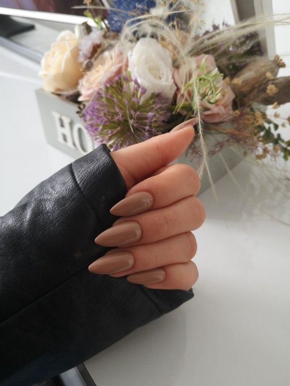 long almond-shaped light brown nails are an elegant solution for the fall, they are neutral enough for many outfits
