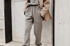 23 a simple and comfy fall look with a grey hoodie and sweatpants, white trainers and a beige oversized blazer