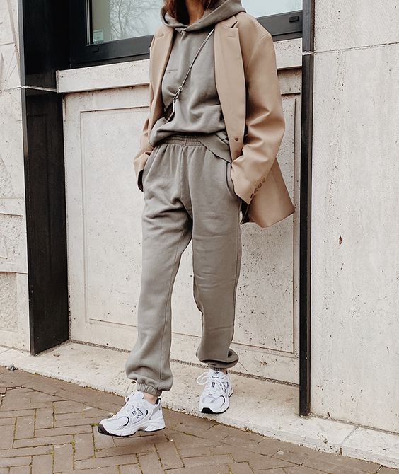 a simple and comfy fall look with a grey hoodie and sweatpants, white trainers and a beige oversized blazer