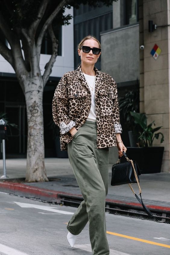 a white t-shirt, a leopard print blazer, olive green jeans, white boots and a black bag with chain for the fall